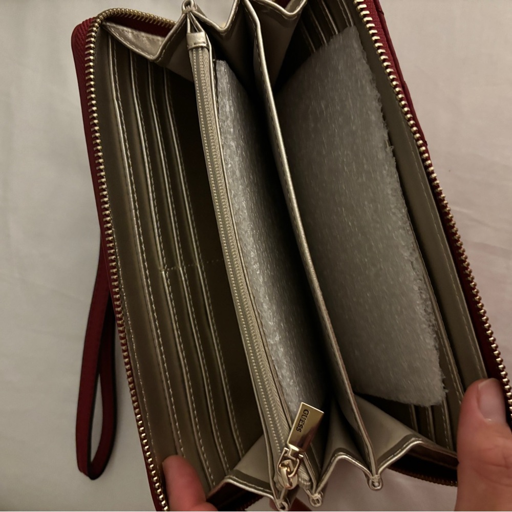 Red wristlet - Picture 2 of 3